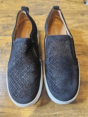 Vionic Kimmie Perf Womens Size 7 Black Casual Outdoor Slip On Shoes Sneakers NEW